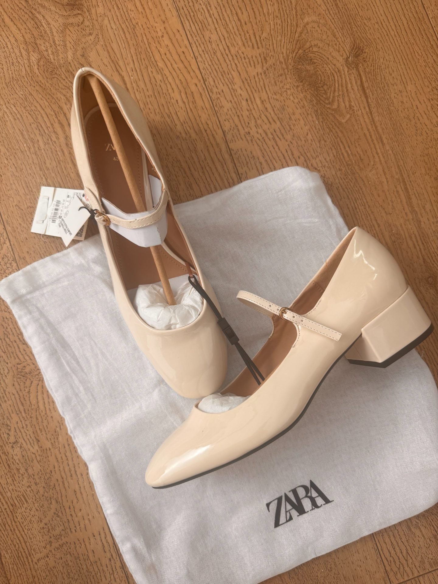 Zapatos blancos de charol ZARA