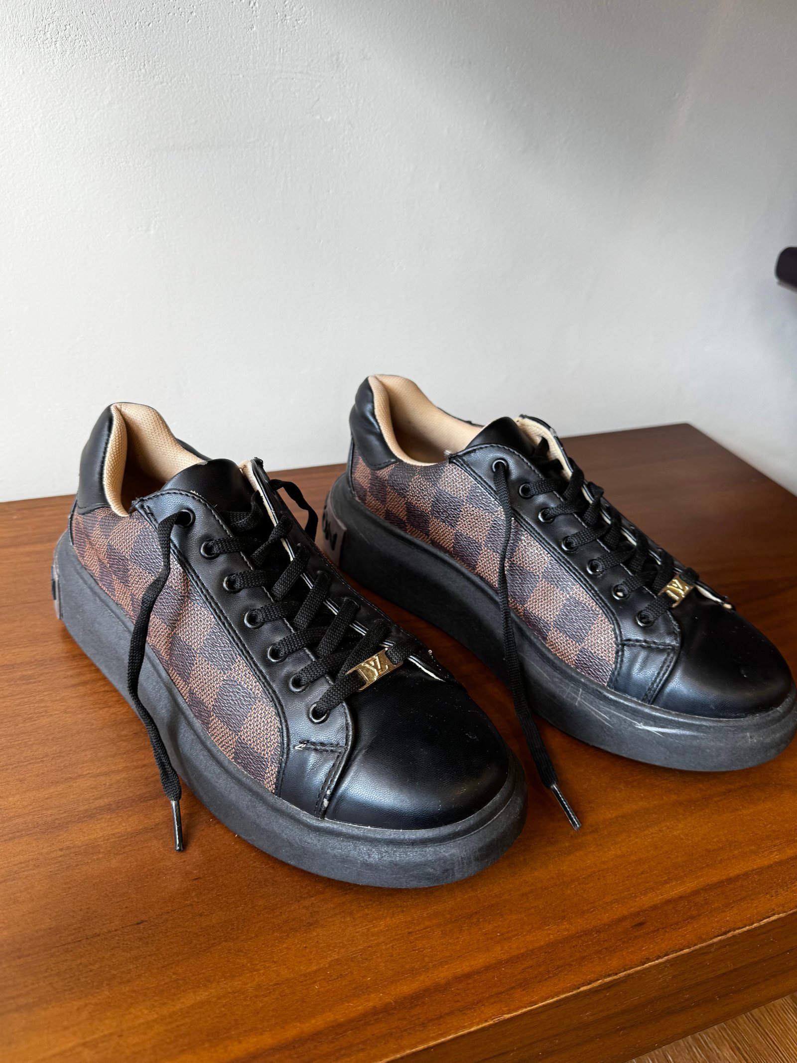 Tenis estilo Louis Vuitton Damier – Negro y marrón