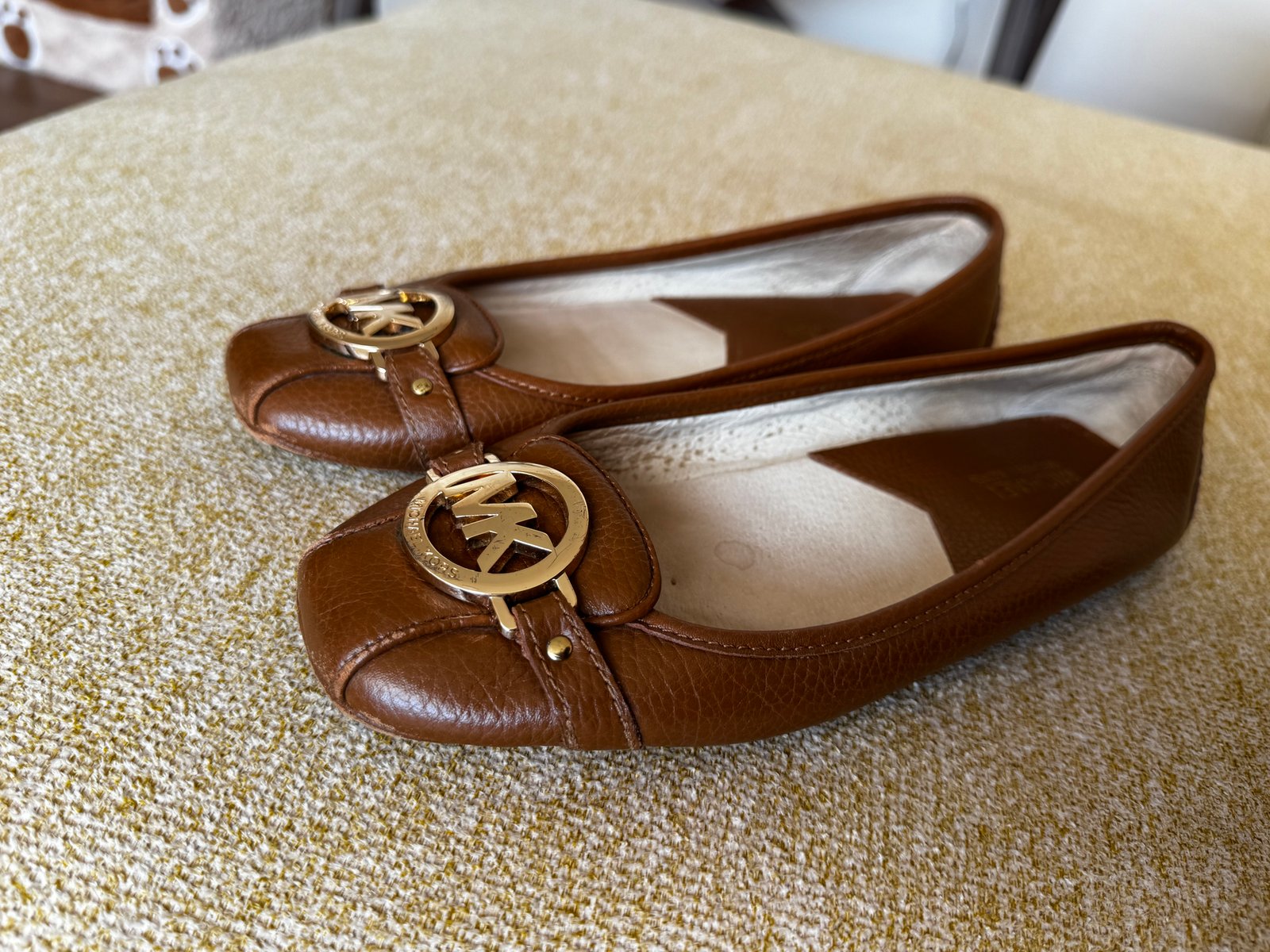 Bailarinas Michael Kors de piel café con logo dorado