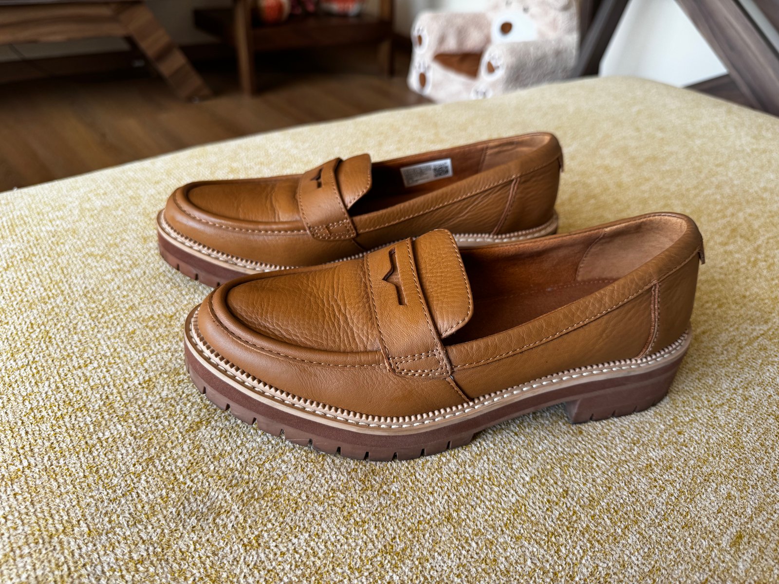 Mocasines TOMS de piel color camel con suela chunky